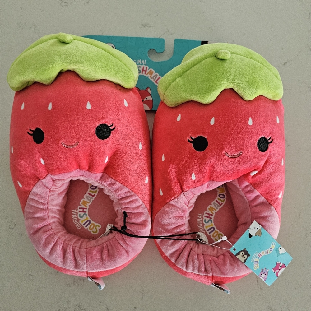 Size 9-10 Scarlet Squishmallow Slippers NWT Scarlet Red Strawberry 9/10